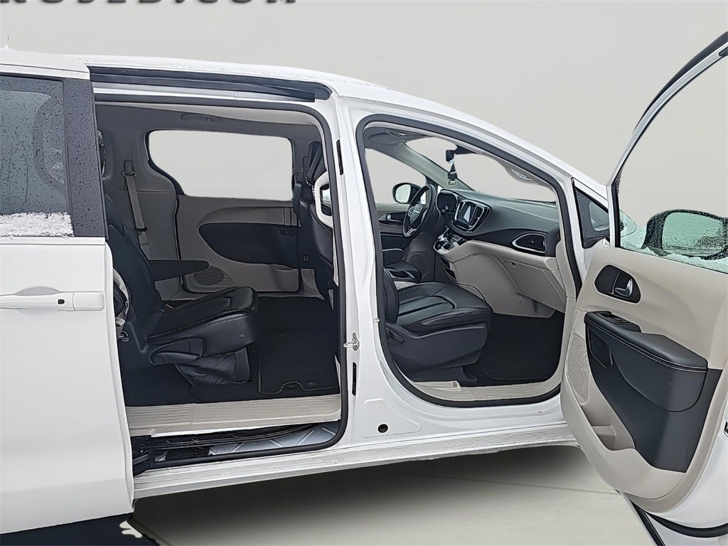 2024 Chrysler Pacifica Touring L Fresh Trade! Remote Start, Power Rear Doors, Power