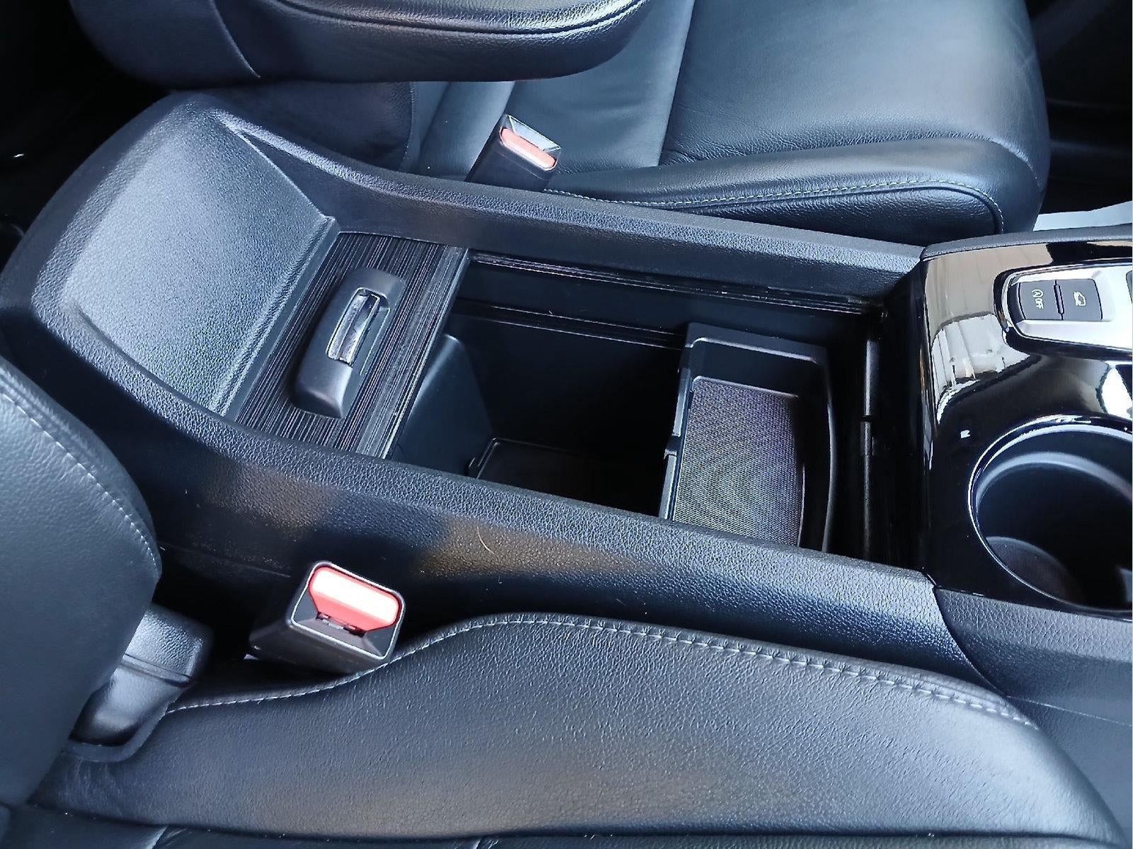 2022 Honda Pilot Touring w/Rear Captain's Chairs