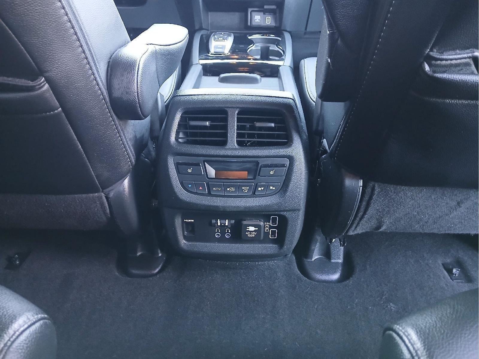 2022 Honda Pilot Touring w/Rear Captain's Chairs
