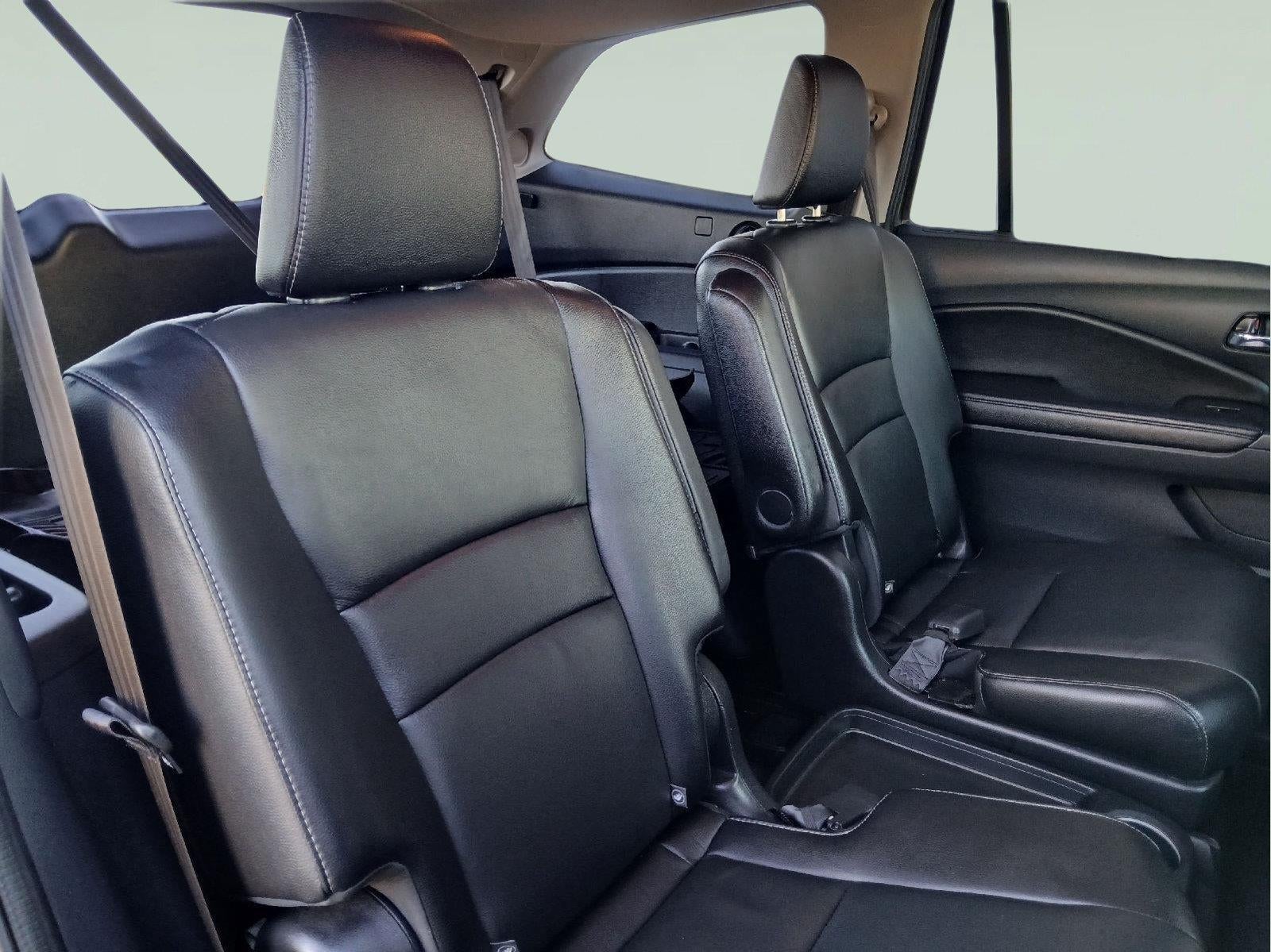 2022 Honda Pilot Touring w/Rear Captain's Chairs