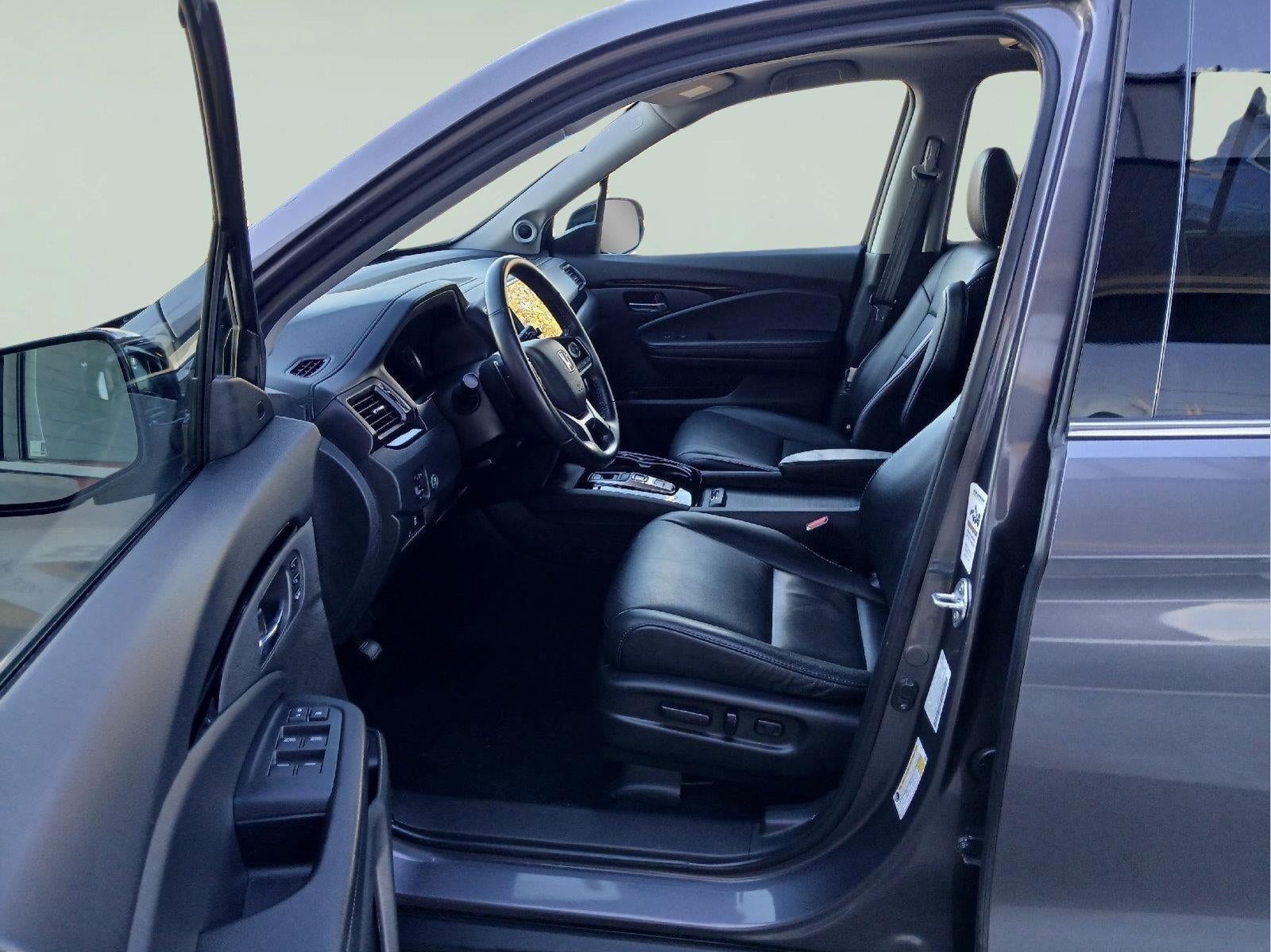 2022 Honda Pilot Touring w/Rear Captain's Chairs
