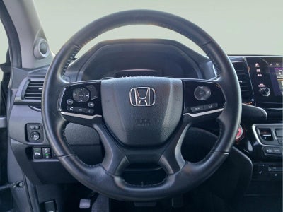 2022 Honda Pilot Touring w/Rear Captain's Chairs