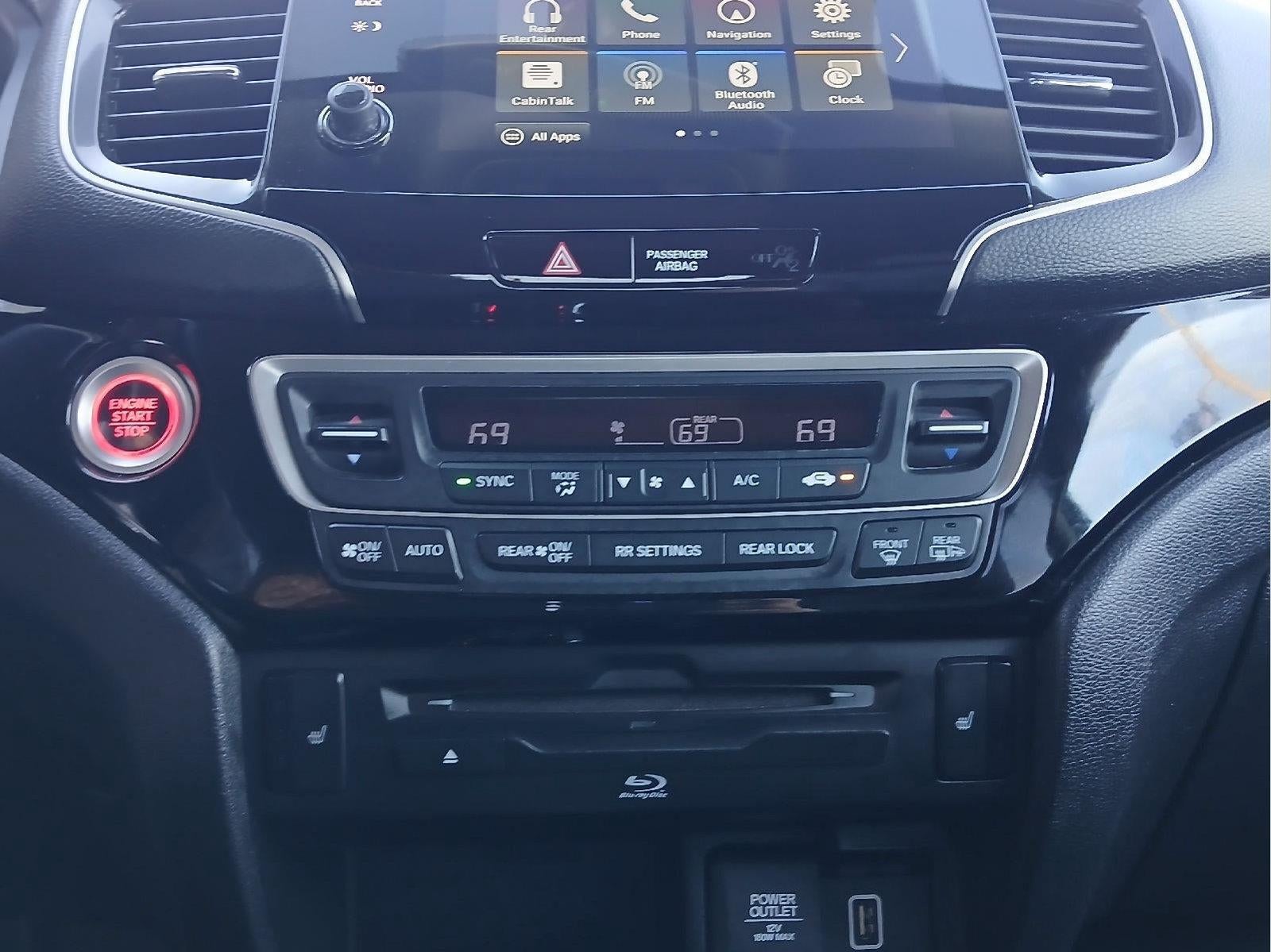 2022 Honda Pilot Touring w/Rear Captain's Chairs