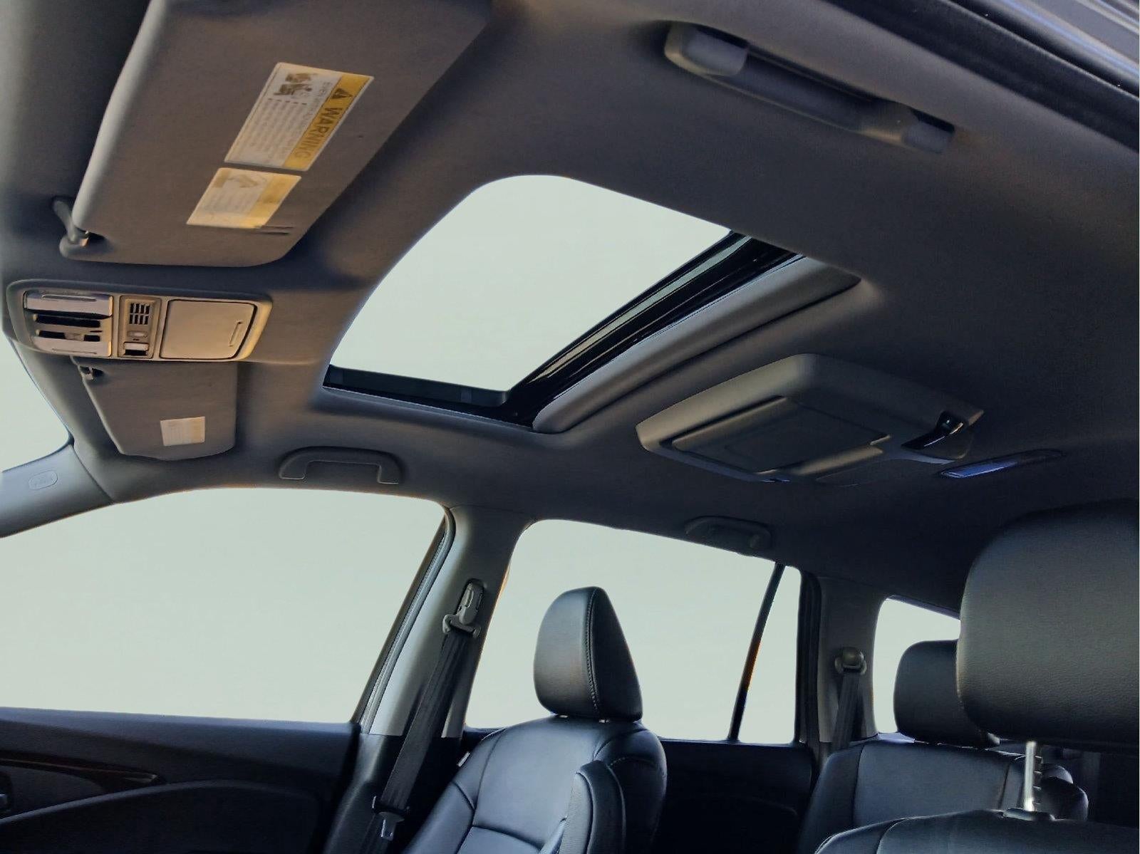 2022 Honda Pilot Touring w/Rear Captain's Chairs