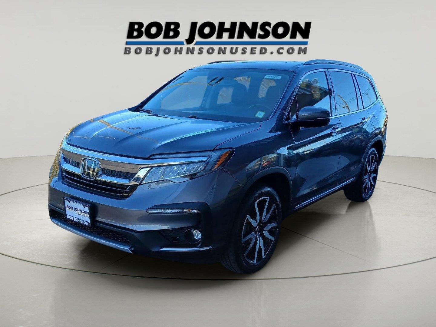 2022 Honda Pilot Touring w/Rear Captain's Chairs