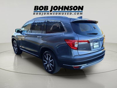 2022 Honda Pilot Touring w/Rear Captain's Chairs
