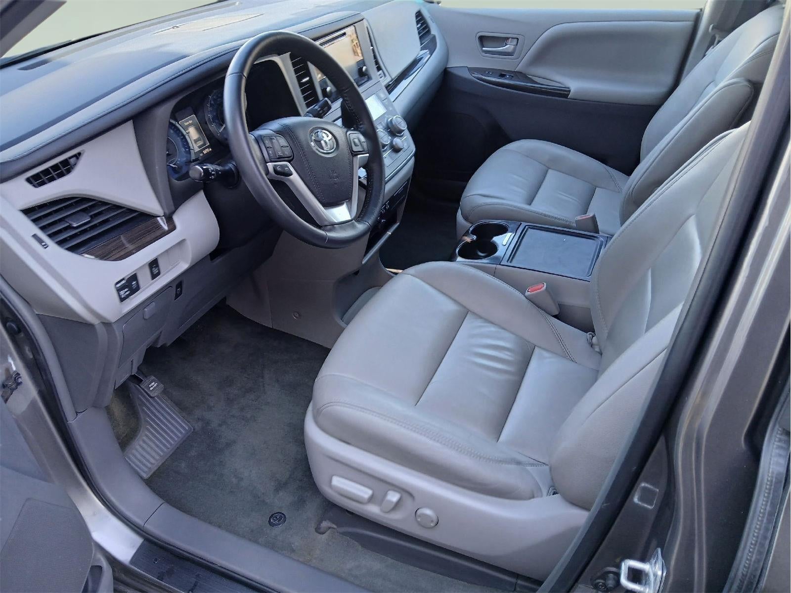 2017 Toyota SIENNA XLE 3.5L XLE 8-Passenger