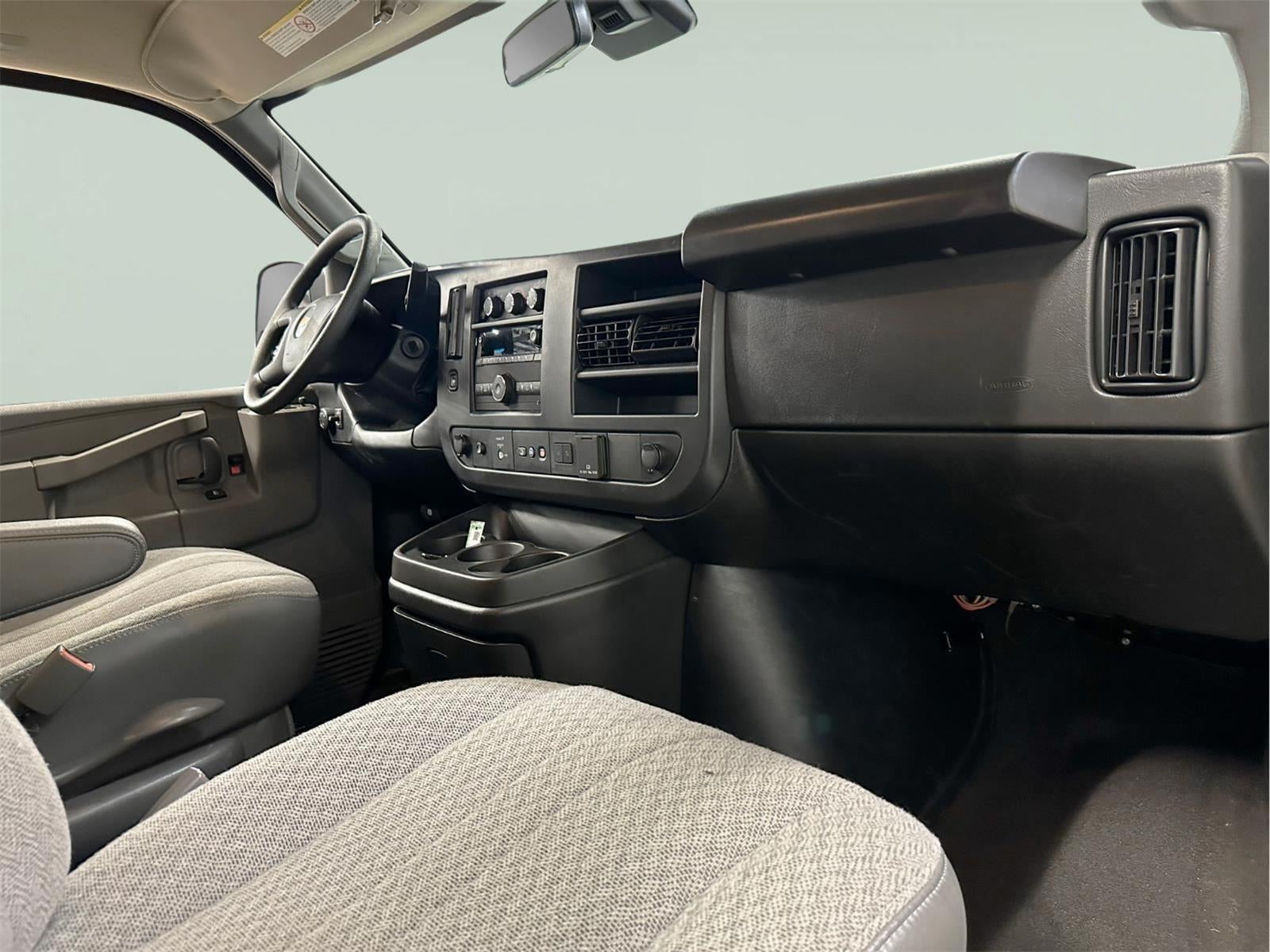 2025 Chevrolet Express Passenger 3500 1LT