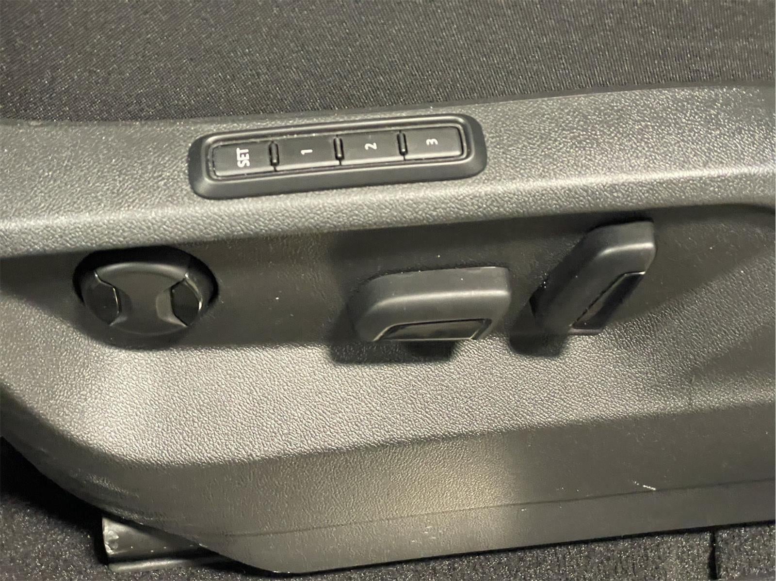 2024 Volkswagen Atlas Cross Sport 2.0T SEL R-Line